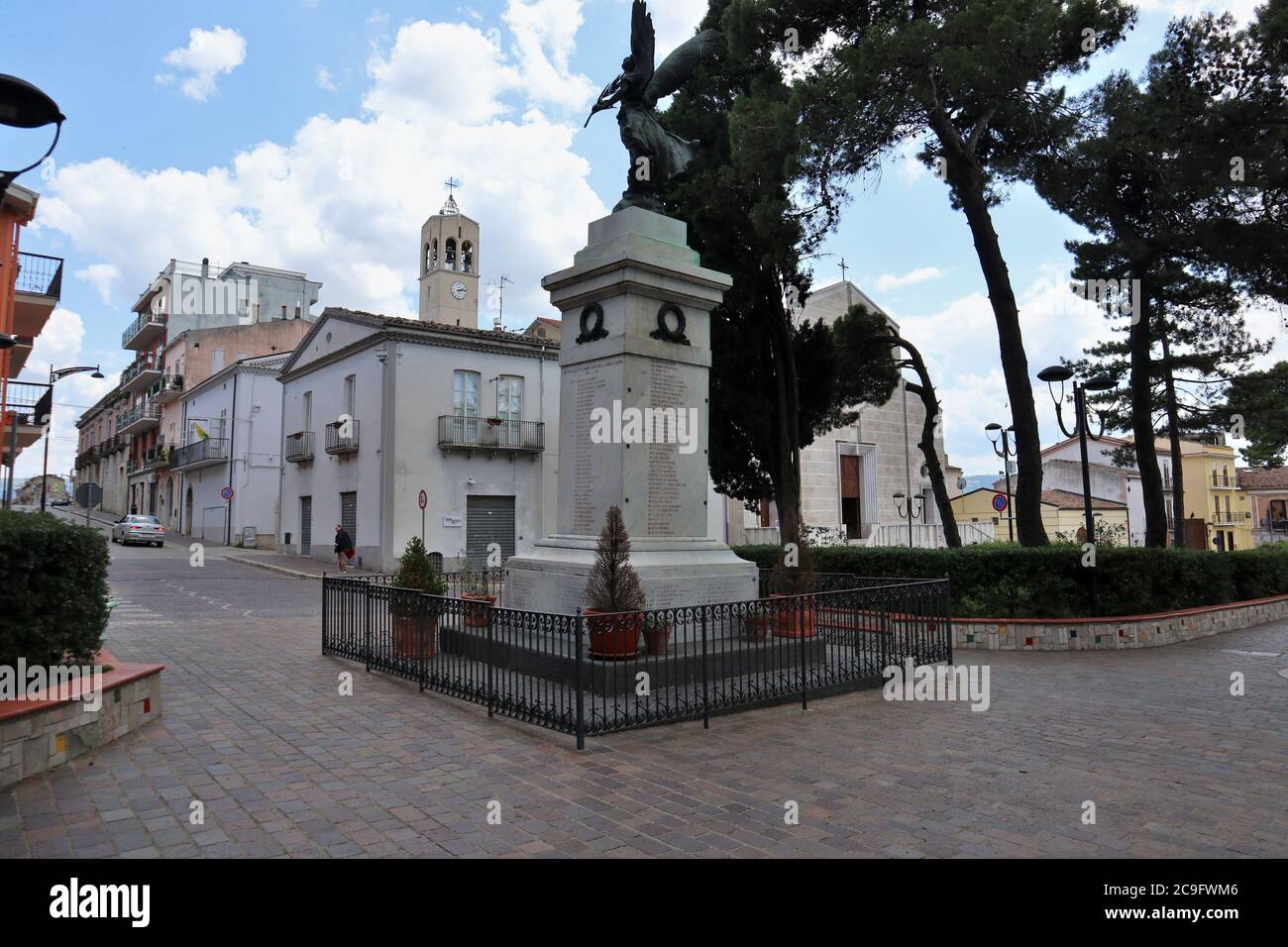 Calitri - Monumento ai Caduti nel borgo nuovo Foto Stock