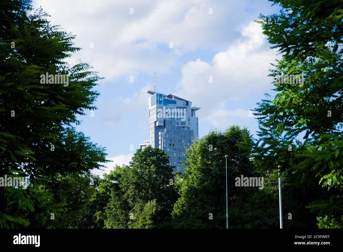 Gdynia famosi grattacieli Sea Torri viste tra gli alberi da sud-ovest, durante il giorno di sole con le nuvole sullo sfondo, piani superiori visibili Foto Stock