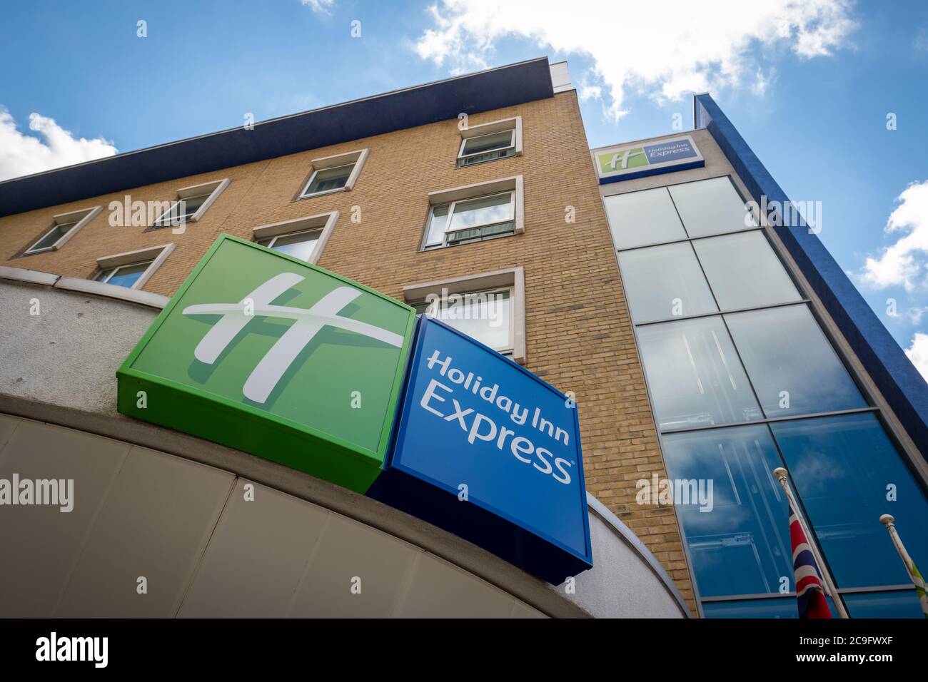 LONDRA - LUGLIO 2020: Holiday Inn Express nella parte ovest di Londra, una catena alberghiera del gruppo Intercontinental Hotels Foto Stock