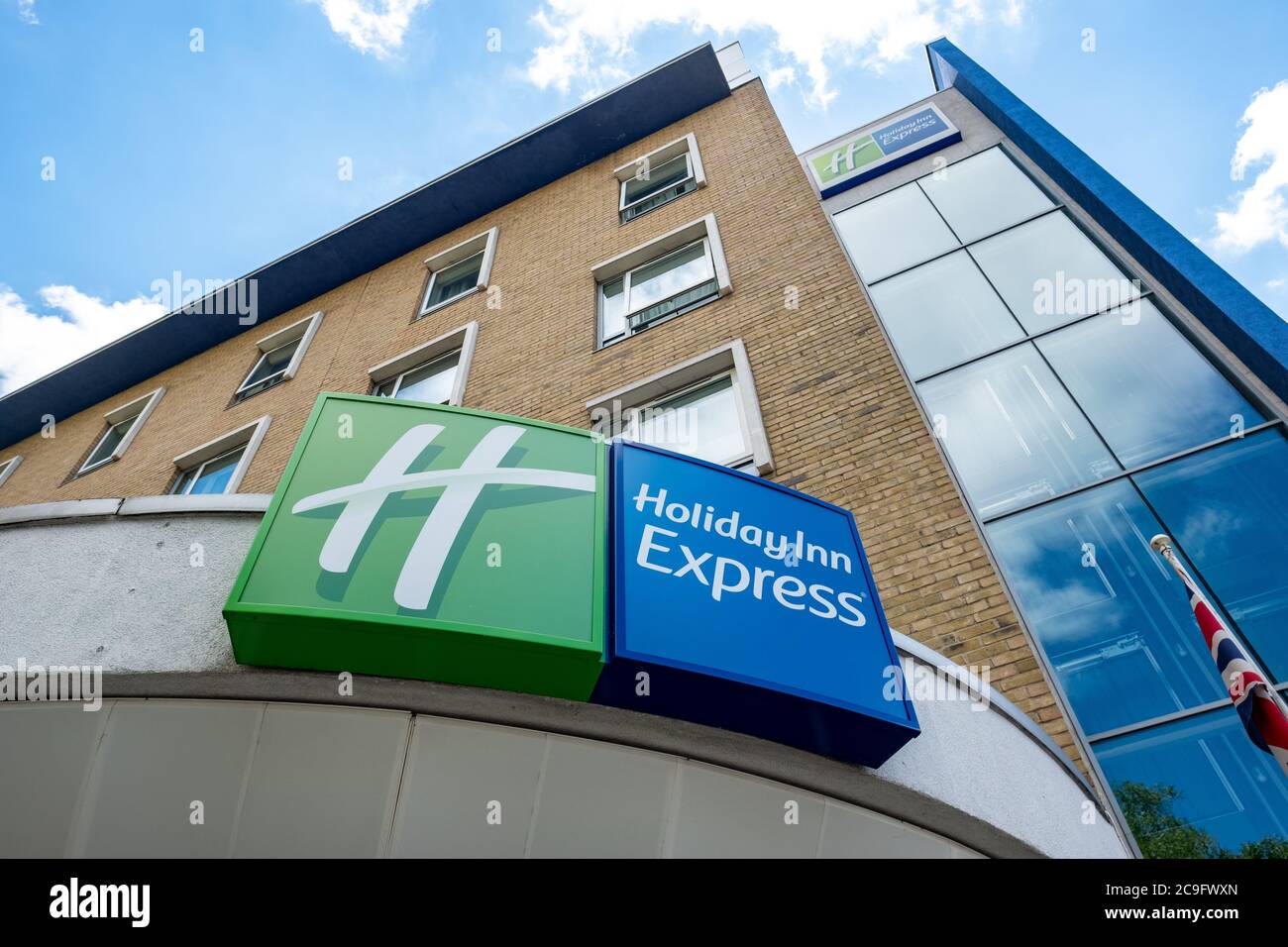 LONDRA - LUGLIO 2020: Holiday Inn Express nella parte ovest di Londra, una catena alberghiera del gruppo Intercontinental Hotels Foto Stock