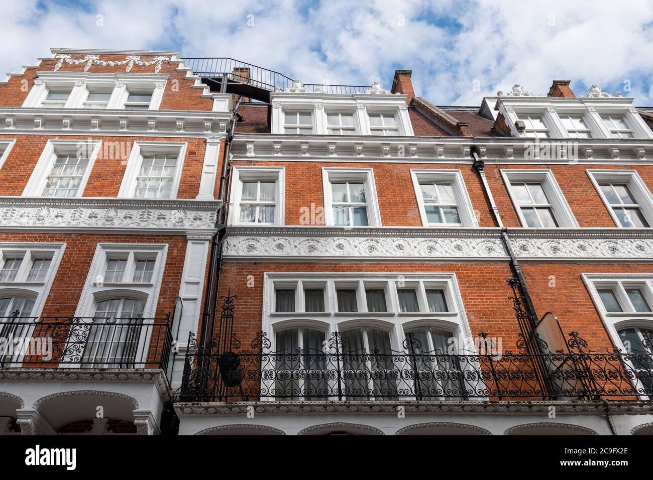 Splendido albergo a schiera in mattoni rossi nella zona di Kensington, West London Foto Stock