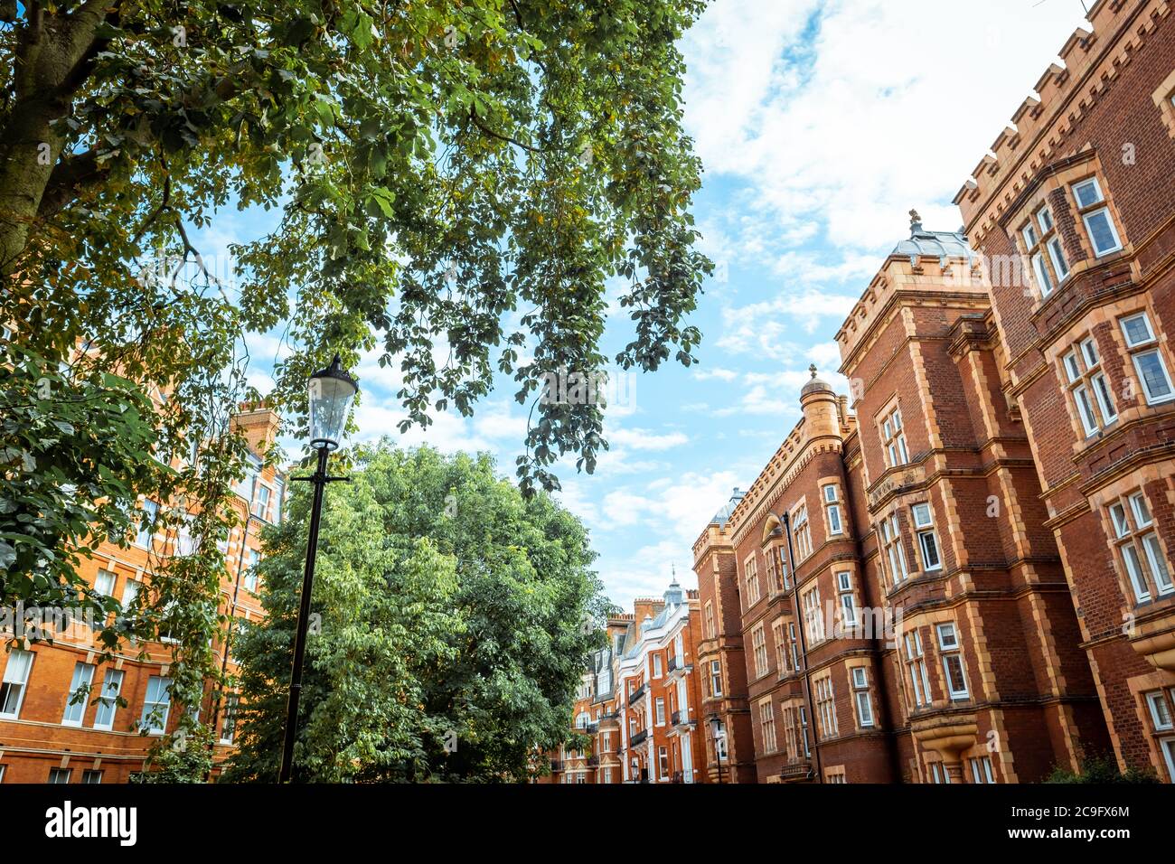 Splendido albergo a schiera in mattoni rossi nella zona di Kensington, West London Foto Stock
