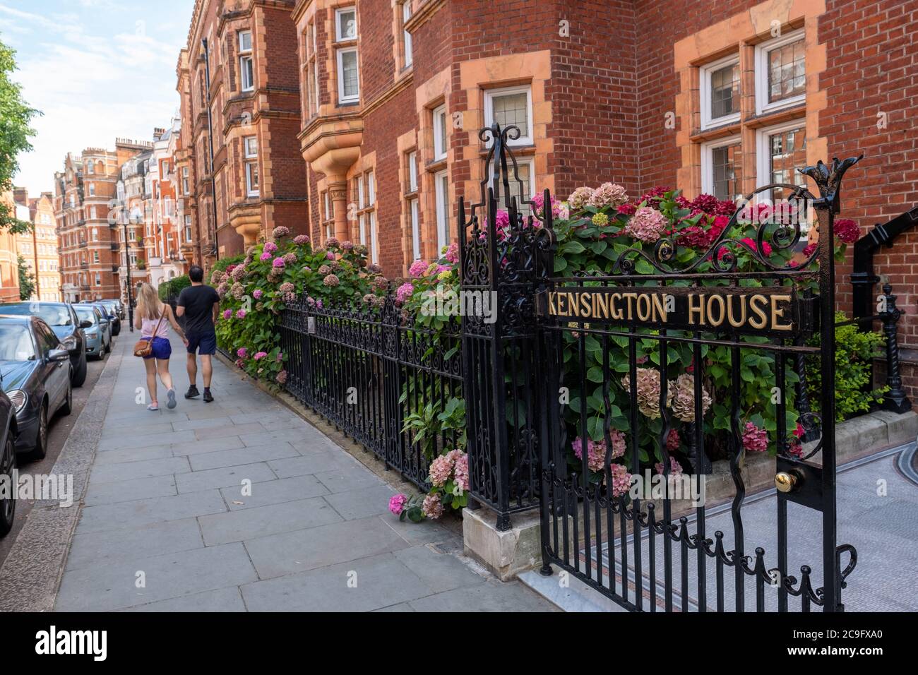 Londra - Luglio 2020: Kensington House, un tipico blocco di attraenti appartamenti in mattoni rossi nella parte ovest di Londra Foto Stock