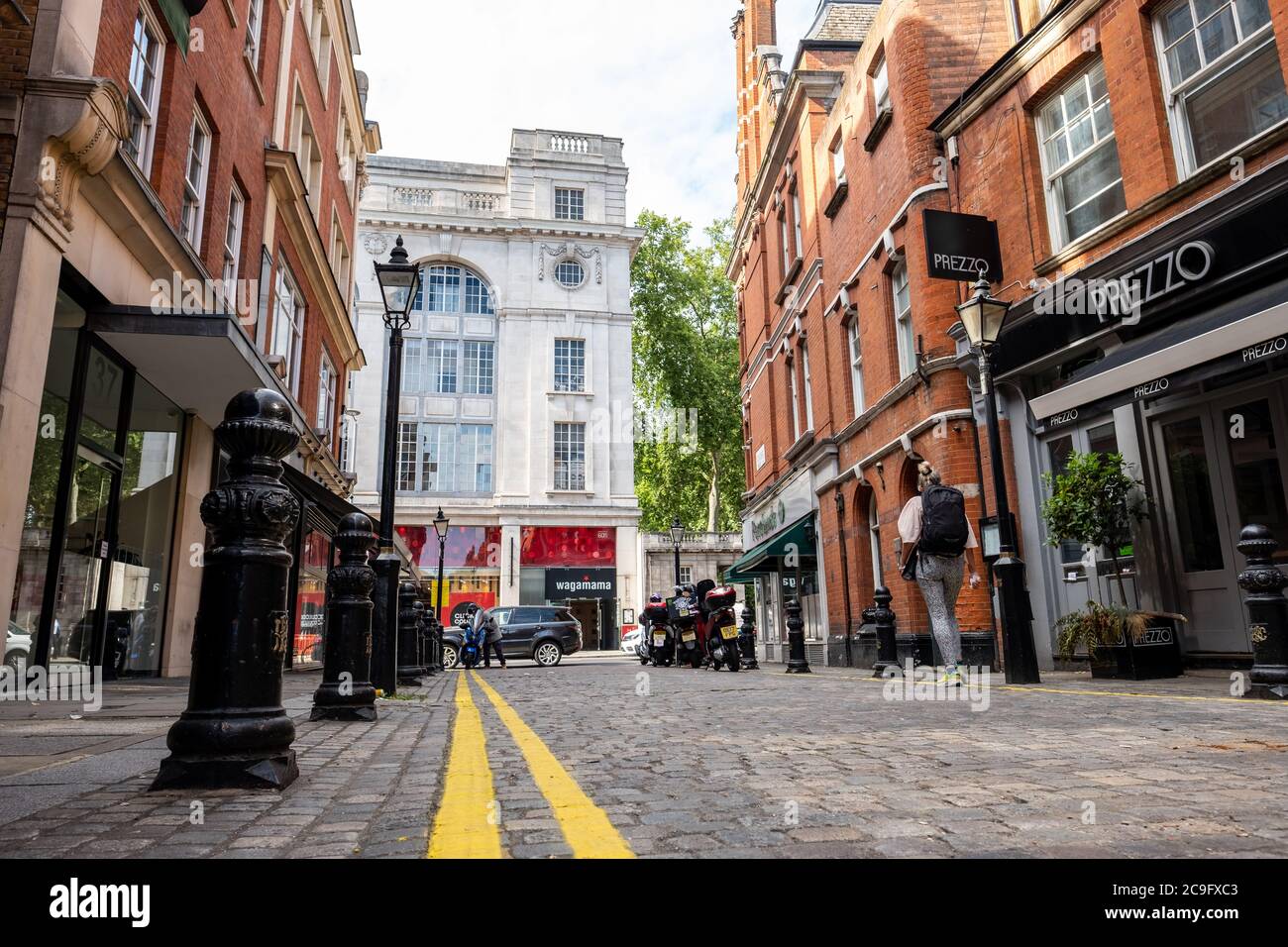 Londra - Luglio 2020: Kensington Court, una piccola strada del sid di ristoranti / negozi fuori Kensington High Street a West London Foto Stock