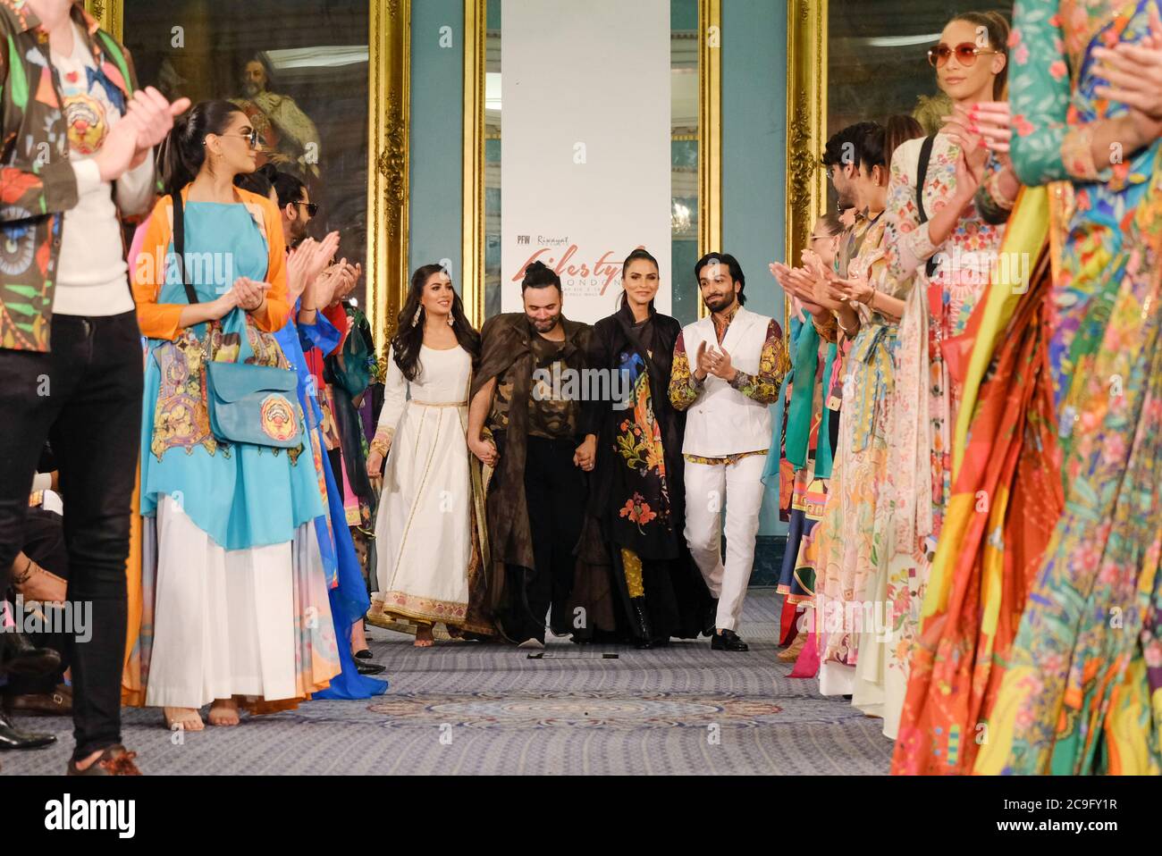 Attori pakistani Mehwish Hayat, Asfar Rehman Kashmiri, e modello Fouzia Aman al finale per la stilista Fahad Hussayn nel Pall Mall di Londra. Foto Stock