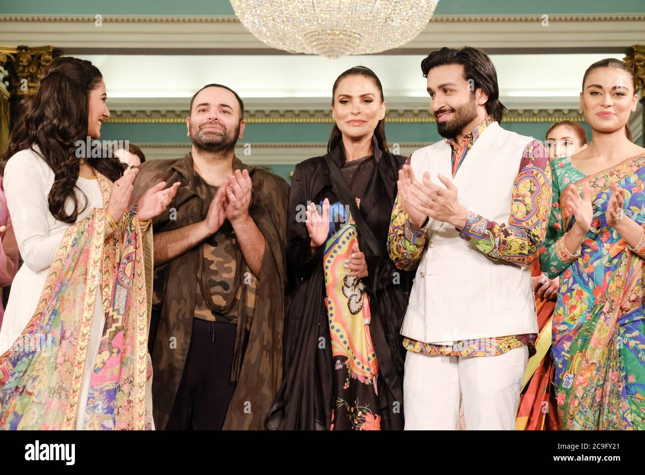 Gli attori pakistani Mehwish Hayat, Azfar Rehman Kashmiri, Sadaf Kanwal con il modello Fouzia Aman si sono accampati al finale per la stilista Fahad Husseyn. Foto Stock