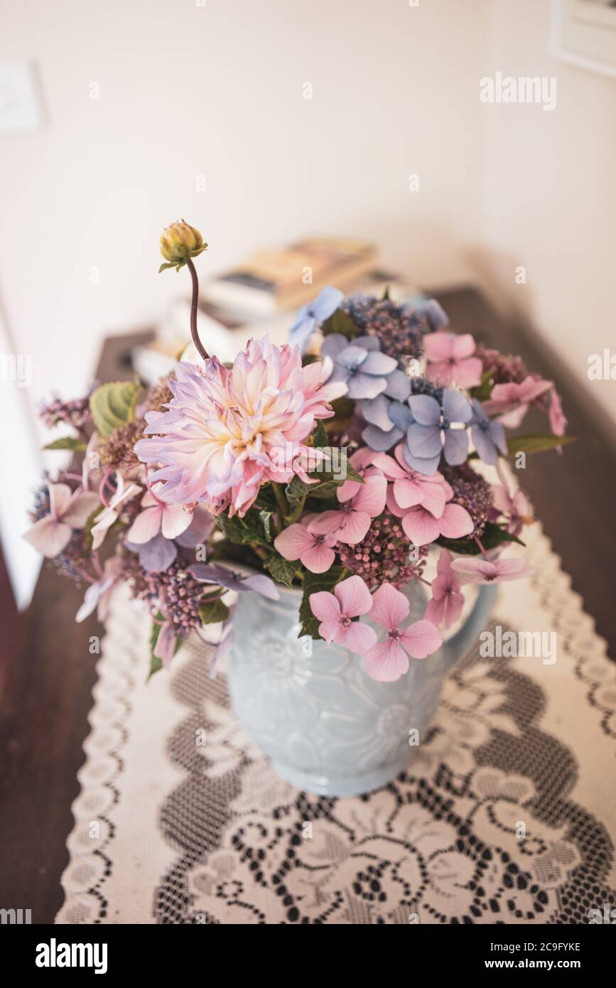 Bouquet flowers in old vase immagini e fotografie stock ad alta risoluzione  - Pagina 3 - Alamy