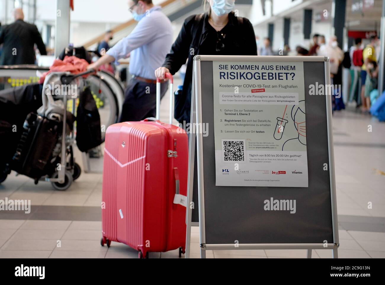 31 luglio 2020, Brandeburgo, Schönefeld: Indicazioni per i viaggiatori alla stazione di prova della corona all'aeroporto di Schoenefeld. I primi rimpatriati di viaggio dalle aree a rischio sono stati testati per corona all'aeroporto di Berlino Schönefeld. Ciò significa che ora vi è la possibilità di essere testati in entrambi gli aeroporti della capitale. Foto: Britta Pedersen/dpa-Zentralbild/ZB Foto Stock