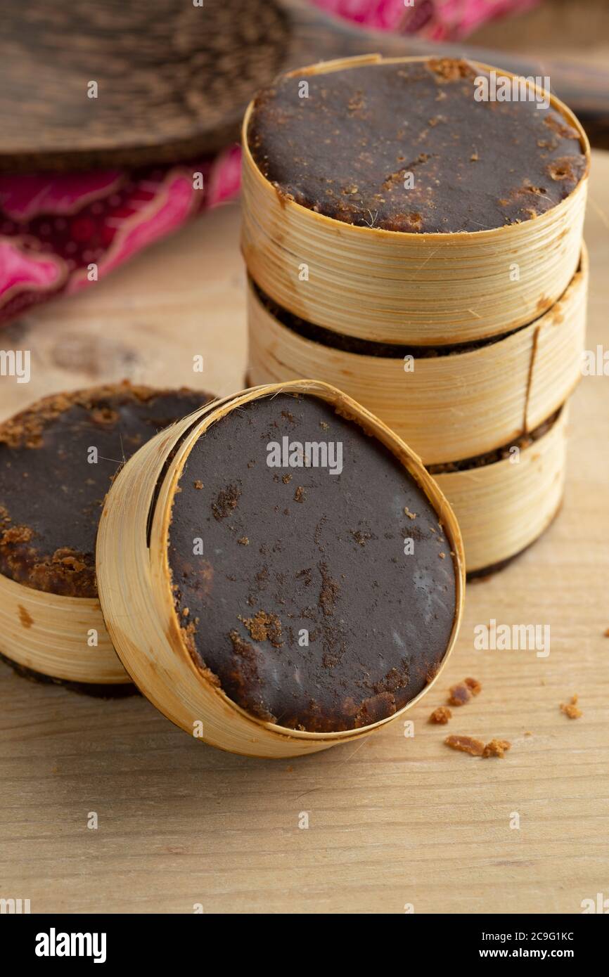 Fette di zucchero di palma di canna in bambù da vicino Foto Stock