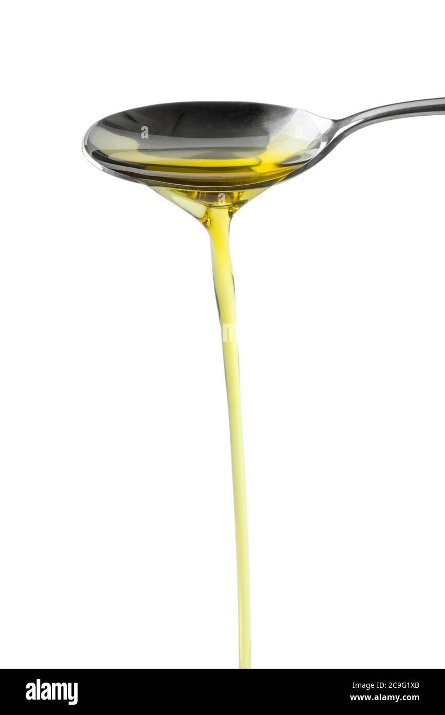 Cucchiaio di metallo che versa l'olio d'oliva da vicino Foto Stock