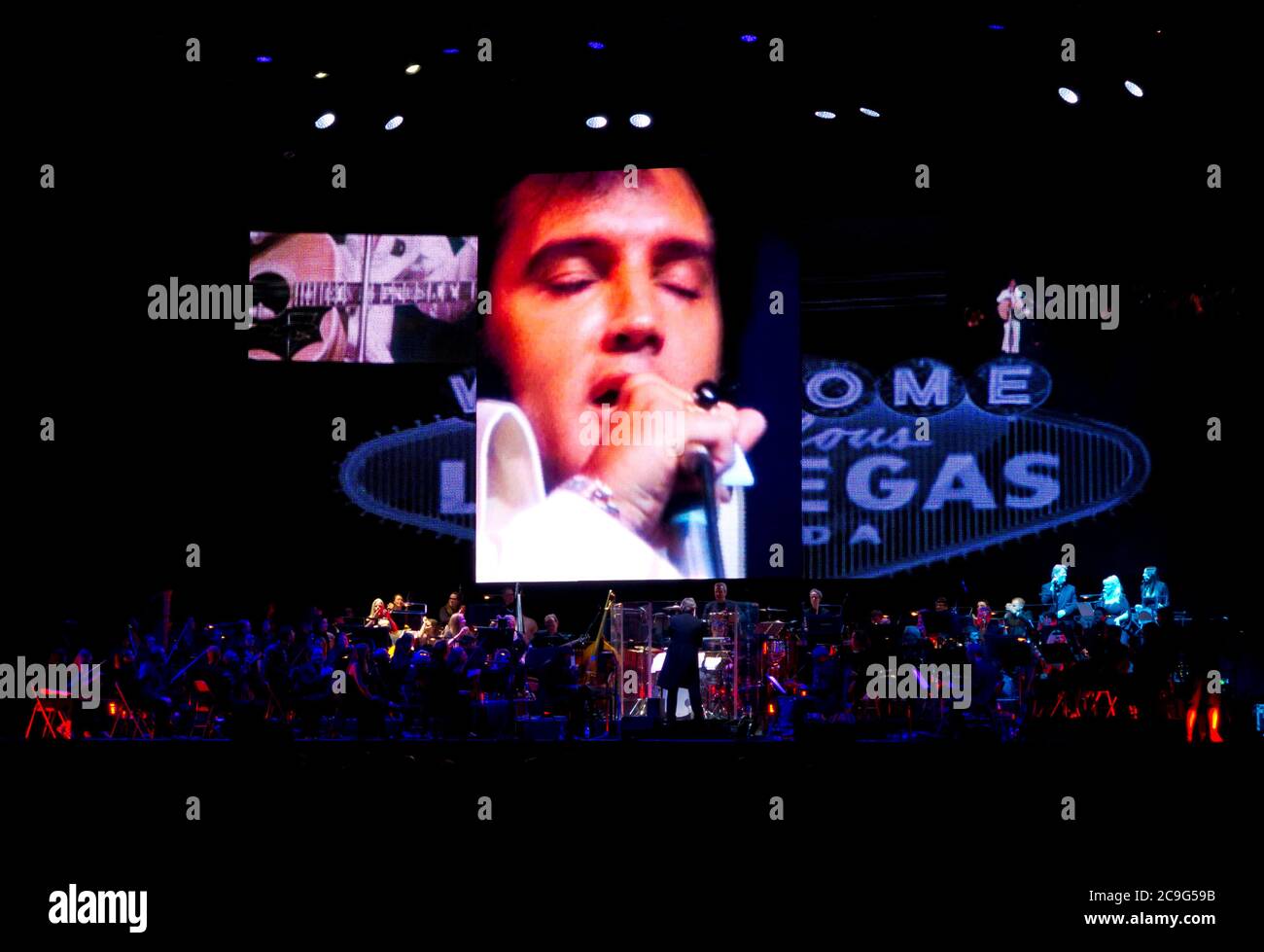 Elvis Presley in Concert Live on Screen con la Royal Philharmonic Orchestra 2016 un concerto con video riprese di Elvis con un'orchestra dal vivo. Foto Stock