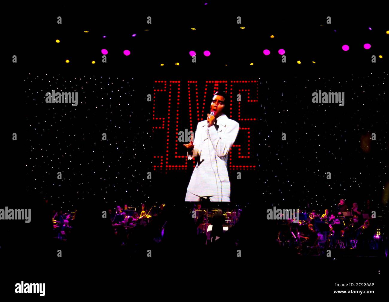 Elvis Presley in Concert Live on Screen con la Royal Philharmonic Orchestra 2016 un concerto con video riprese di Elvis con un'orchestra dal vivo. Foto Stock