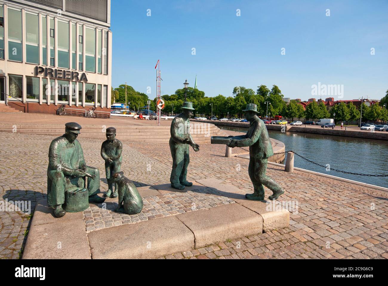 Statue di bronzo di lavoratori del mercato del pesce vicino Feskekorka mercato del pesce, Goteborg Svezia Foto Stock