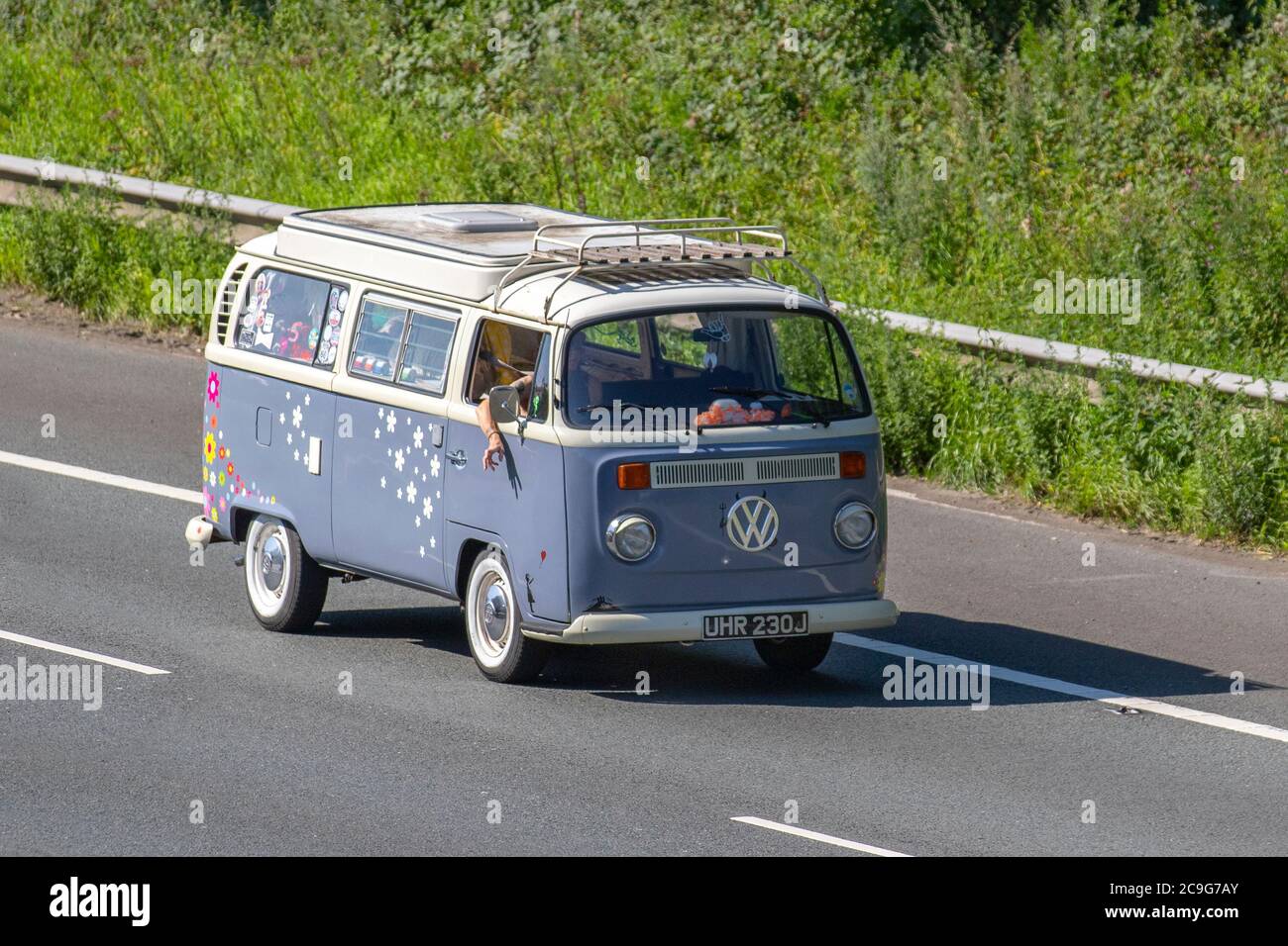 1971 70s anni '70 VW Volkswagen Microbus 8 posti; Touring Caravans e Motorhomes, camper su strade britanniche, camper veicolo per il tempo libero, vacanze in famiglia, vacanze in caravanette, vacanze in caravan, Van Conversions, autohom, 1960s Flower Power, motorhome on the Road UK Foto Stock