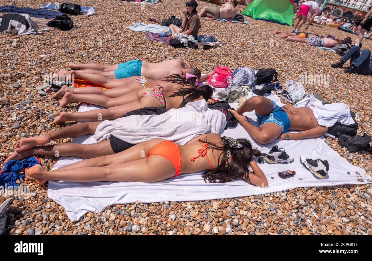 Il giorno più caldo dell'anno sulla spiaggia di Brighton Foto Stock