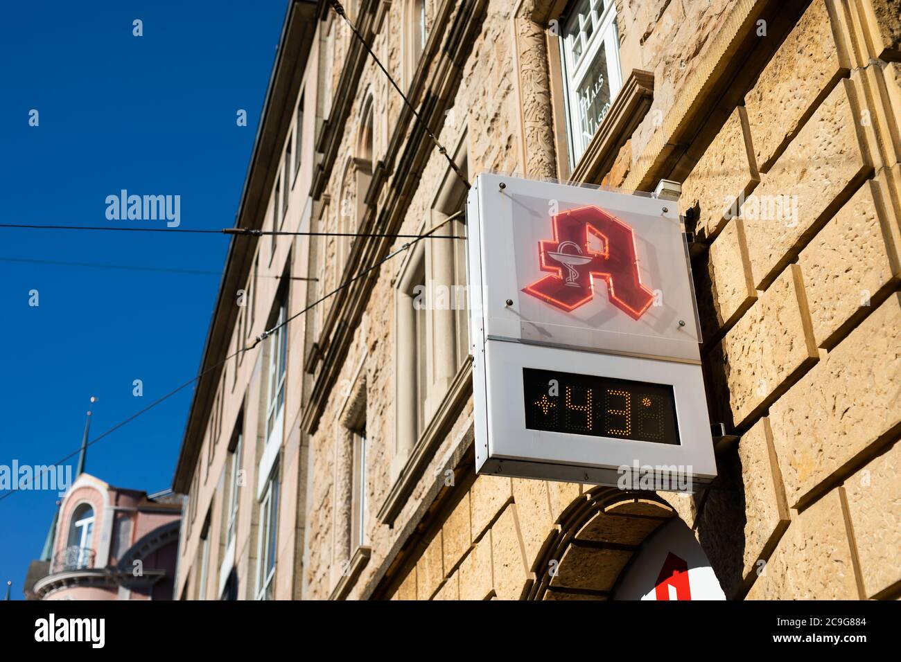 Friburgo, Germania. 31 luglio 2020. Una visualizzazione della temperatura in farmacia mostra un valore di 43 gradi al sole, con una temperatura effettiva di circa 35 gradi e una temperatura percepita di 39 gradi. Un'area ad alta pressione porta attualmente temperature elevate ben al di sopra di 30 gradi all'ombra nel sud-ovest della Germania. Credit: Philippe von Ditfurth/dpa/Alamy Live News Foto Stock