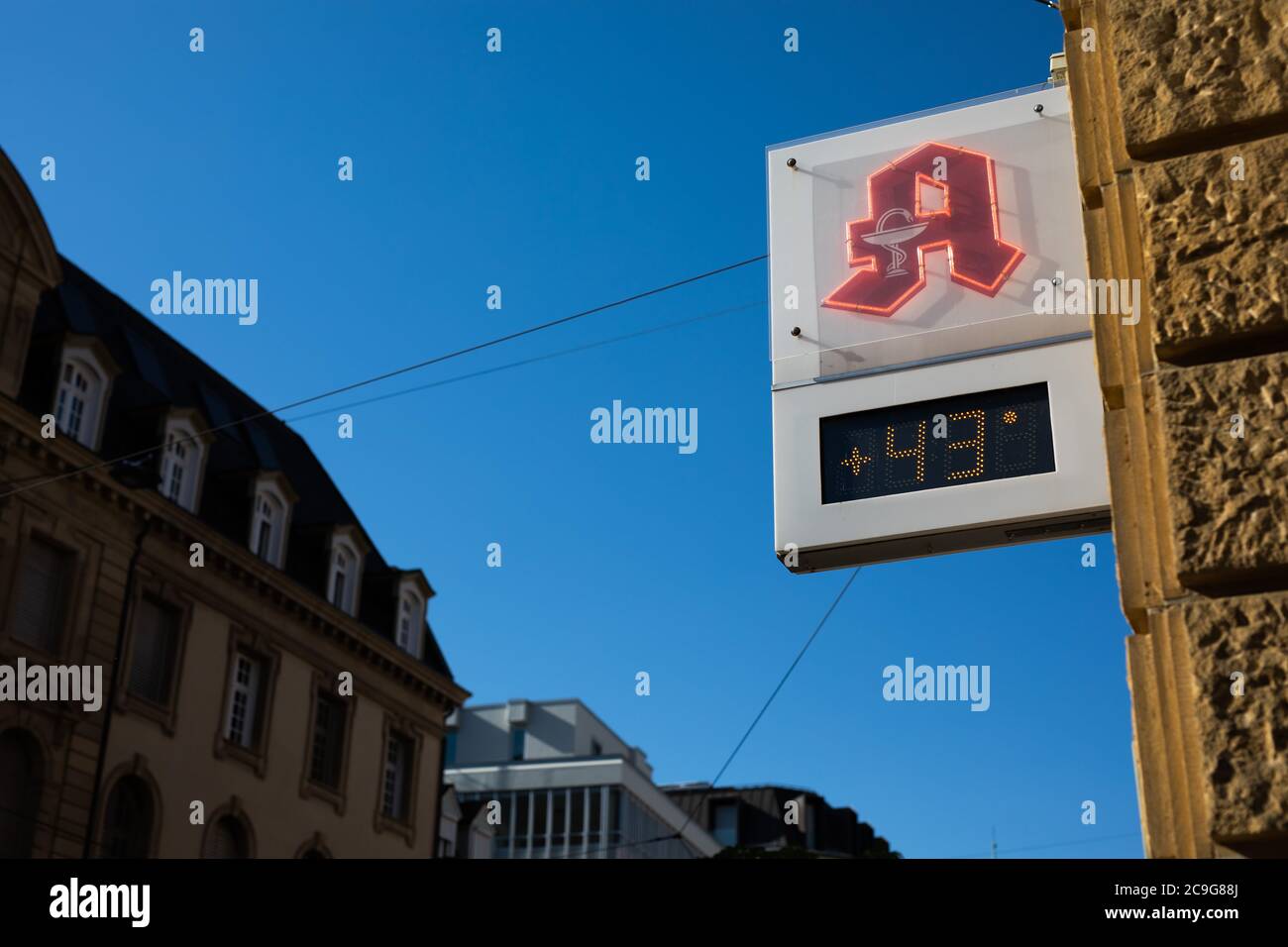 Friburgo, Germania. 31 luglio 2020. Una visualizzazione della temperatura in farmacia mostra un valore di 43 gradi al sole, con una temperatura effettiva di circa 35 gradi e una temperatura percepita di 39 gradi. Un'area ad alta pressione porta attualmente temperature elevate ben al di sopra di 30 gradi all'ombra nel sud-ovest della Germania. Credit: Philippe von Ditfurth/dpa/Alamy Live News Foto Stock