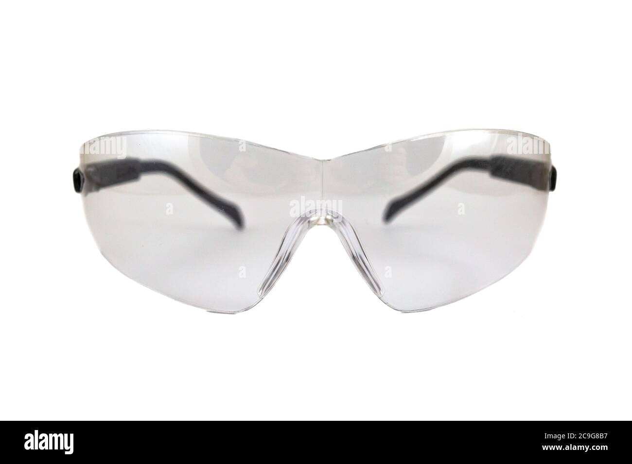 Occhiali di sicurezza che proteggono gli occhi da incidenti di laboratorio, procedure chirurgiche, impianti industriali e la diffusione di Corona Virus. Isolato su bianco. Foto Stock