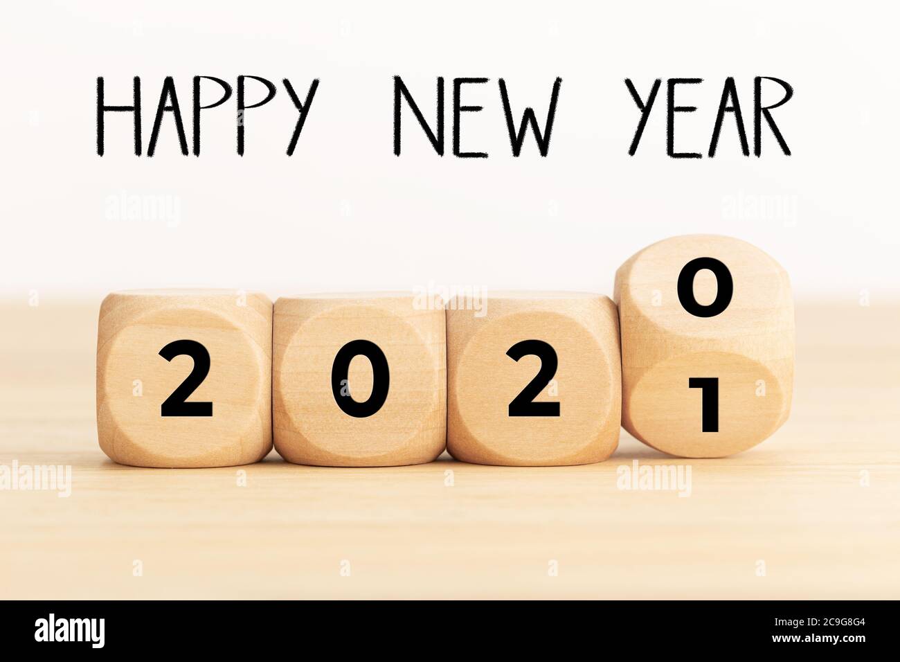 Buon concetto di anno nuovo. Blocchi di legno con numero 2020 2021 e testo fatto a mano Foto Stock