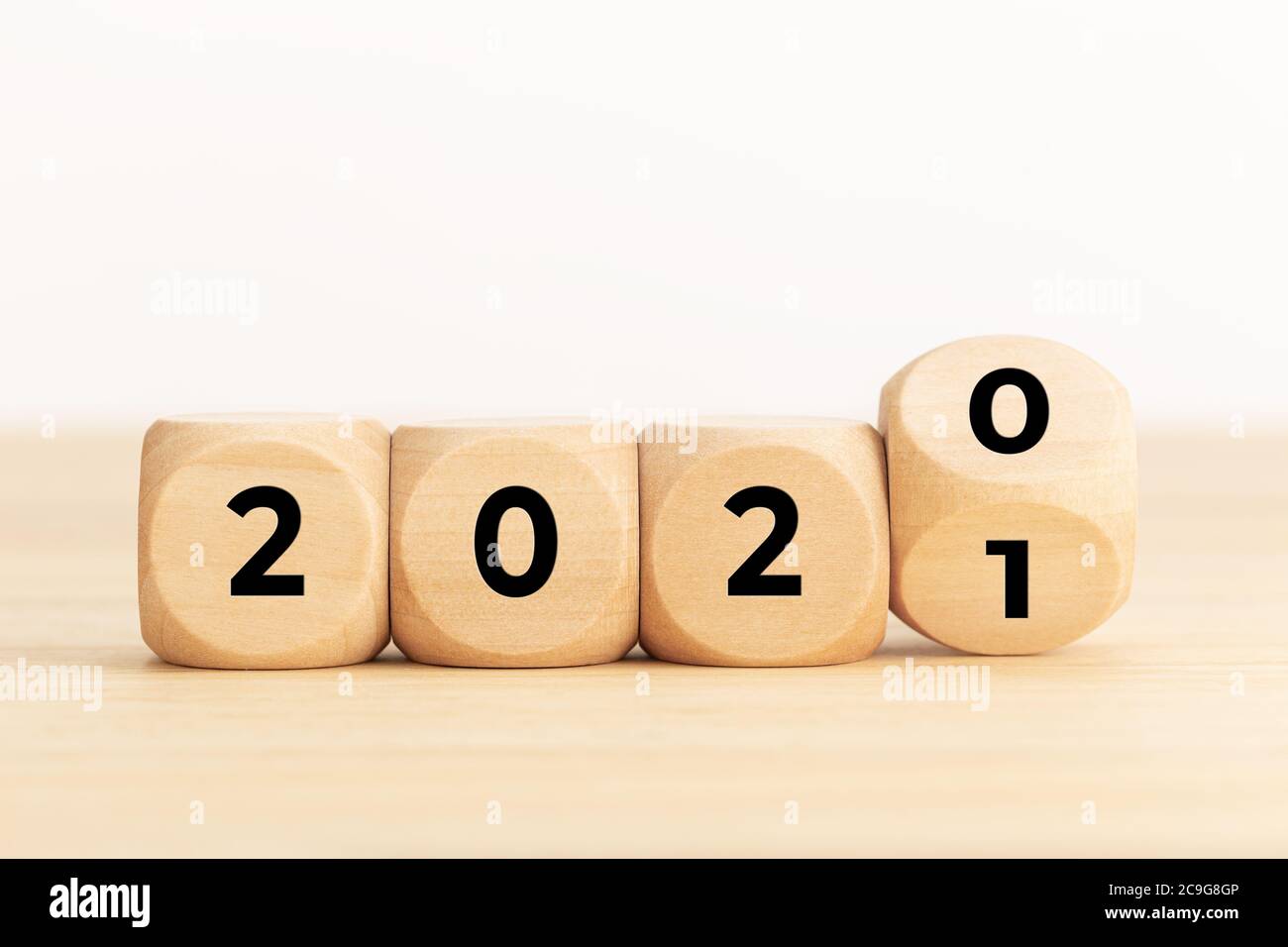 Concetto di anno nuovo. Blocchi di legno con numero 2020 2021. Spazio di copia Foto Stock