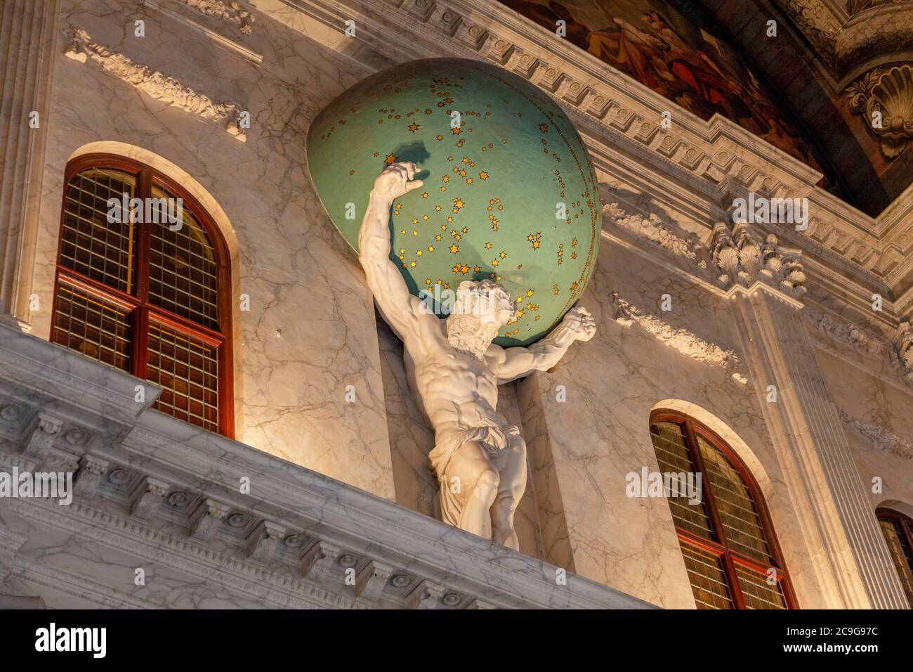 Statua dell'Atlante che tiene l'Universo sulle sue spalle nel Palazzo reale, Amsterdam, Paesi Bassi, Europa Foto Stock