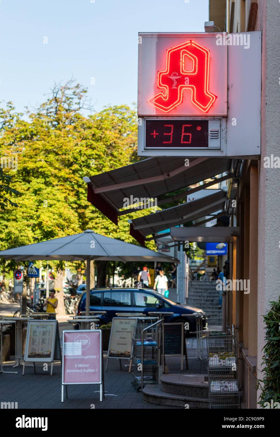 Friburgo, Germania. 31 luglio 2020. Una visualizzazione della temperatura in farmacia mostra un valore di 36 gradi, con una temperatura percepita di circa 39 gradi. Un'area ad alta pressione porta attualmente temperature elevate ben al di sopra di 30 gradi all'ombra nel sud-ovest della Germania. Credit: Philippe von Ditfurth/dpa/Alamy Live News Foto Stock