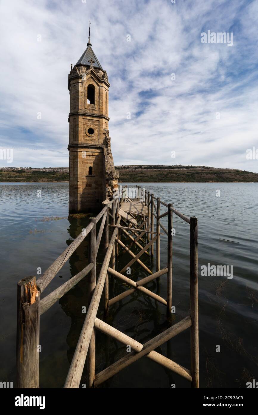 Rovine della chiesa sommersa situate nel serbatoio di Ebro a Villanueva Foto Stock
