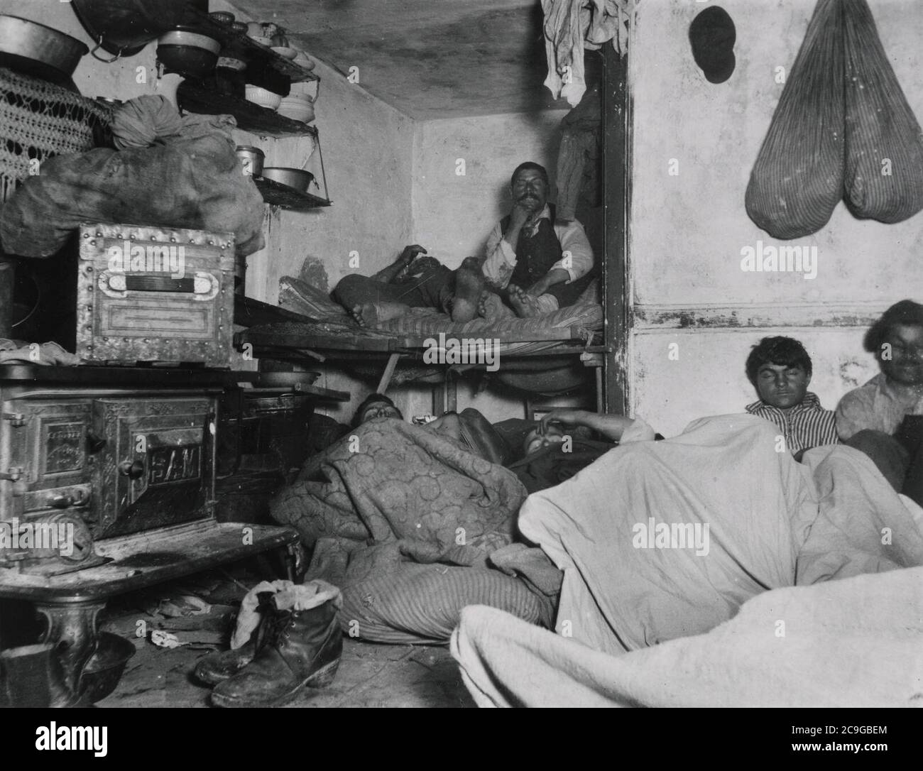 Jacob Riis, Lodgers in un affollato Bayard Street Tenement. Foto Stock