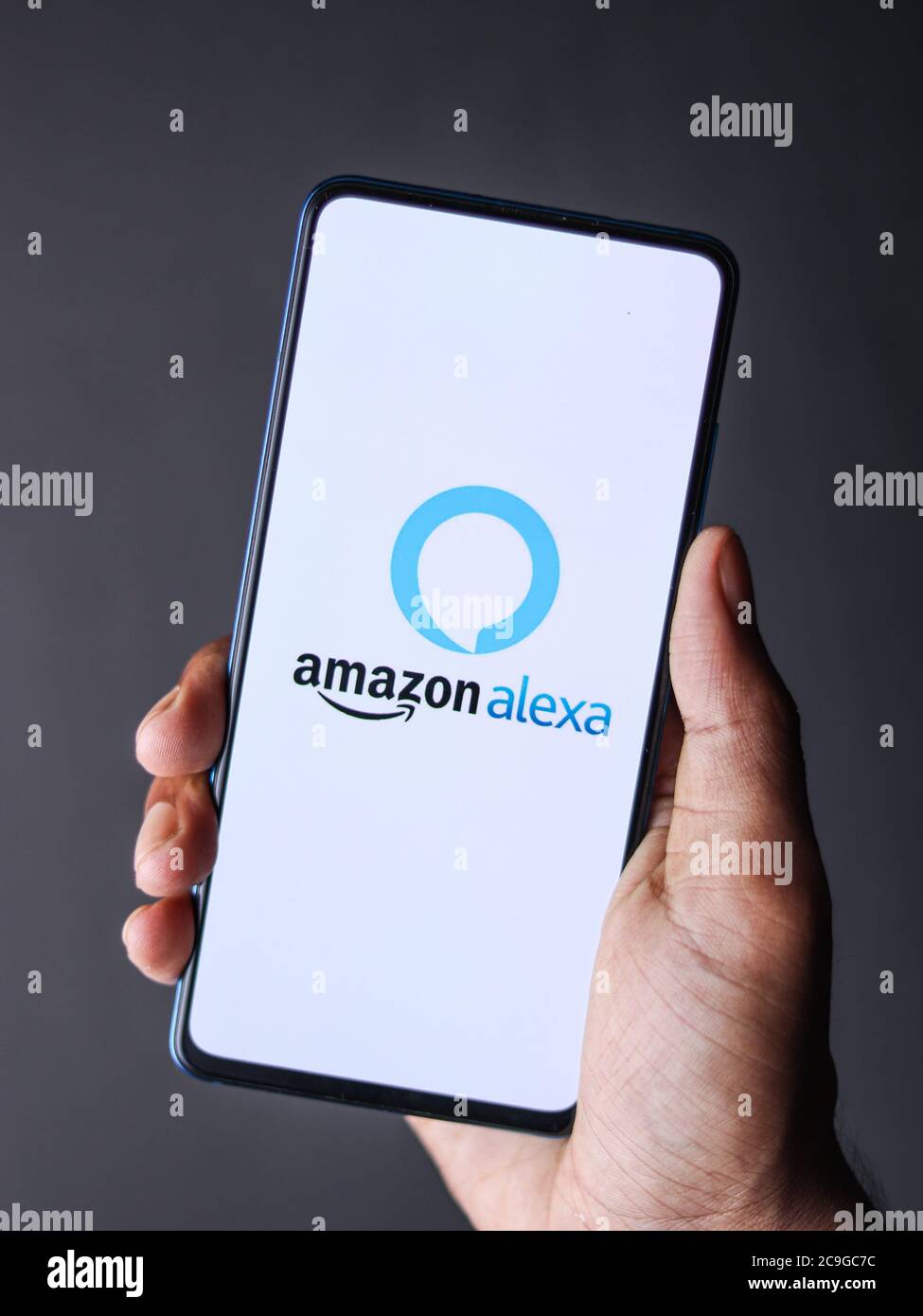 Assam, india - 28 luglio 2020 : Alexa un assistente virtuale sviluppato da amazon. Foto Stock