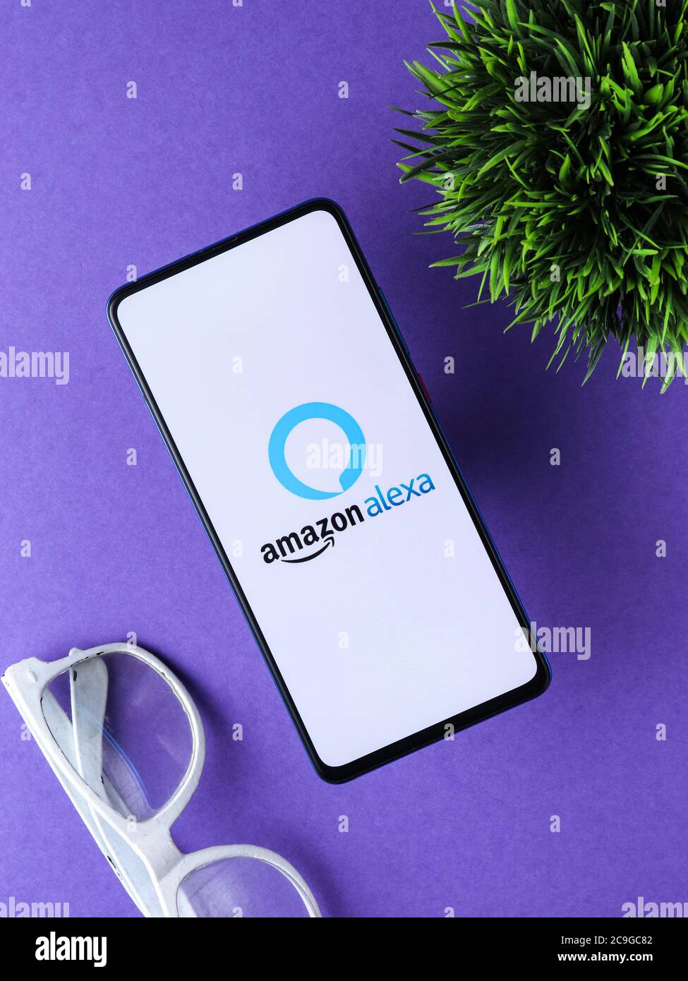 Assam, india - 28 luglio 2020 : Alexa un assistente virtuale sviluppato da amazon. Foto Stock