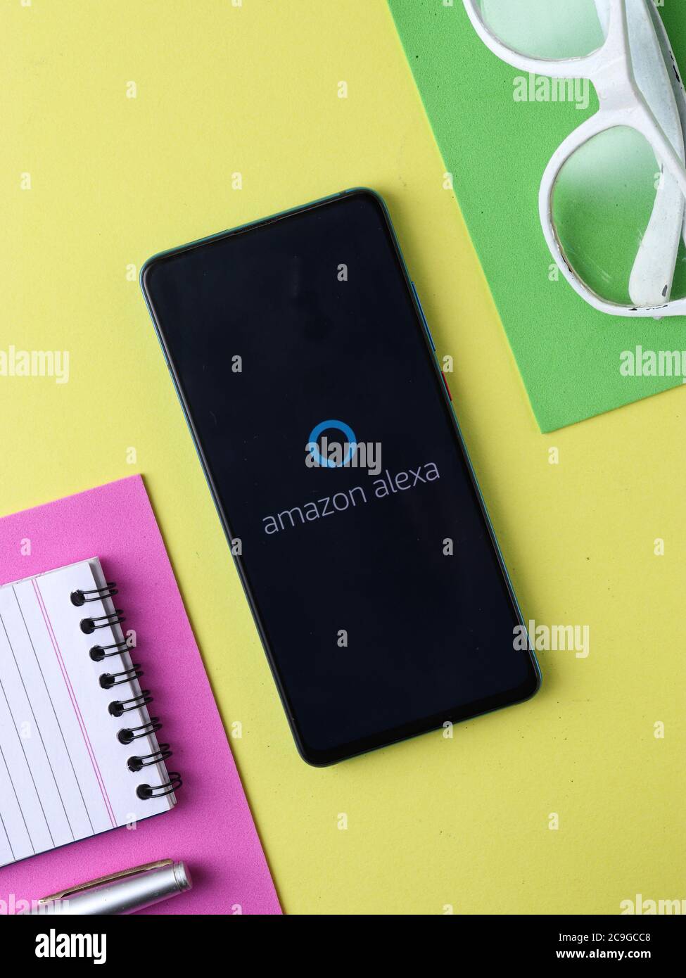 Assam, india - 28 luglio 2020 : Alexa un assistente virtuale sviluppato da amazon. Foto Stock