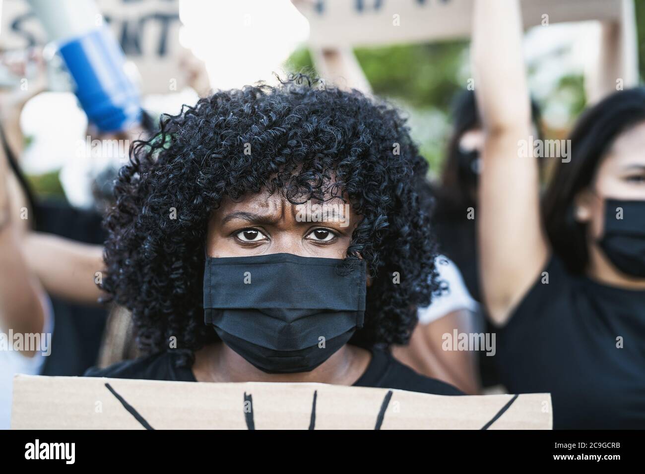 Attivista giovane donna afro che protesta contro il razzismo e la lotta per l'uguaglianza - Black Lives materia dimostrazione in strada per la giustizia Foto Stock