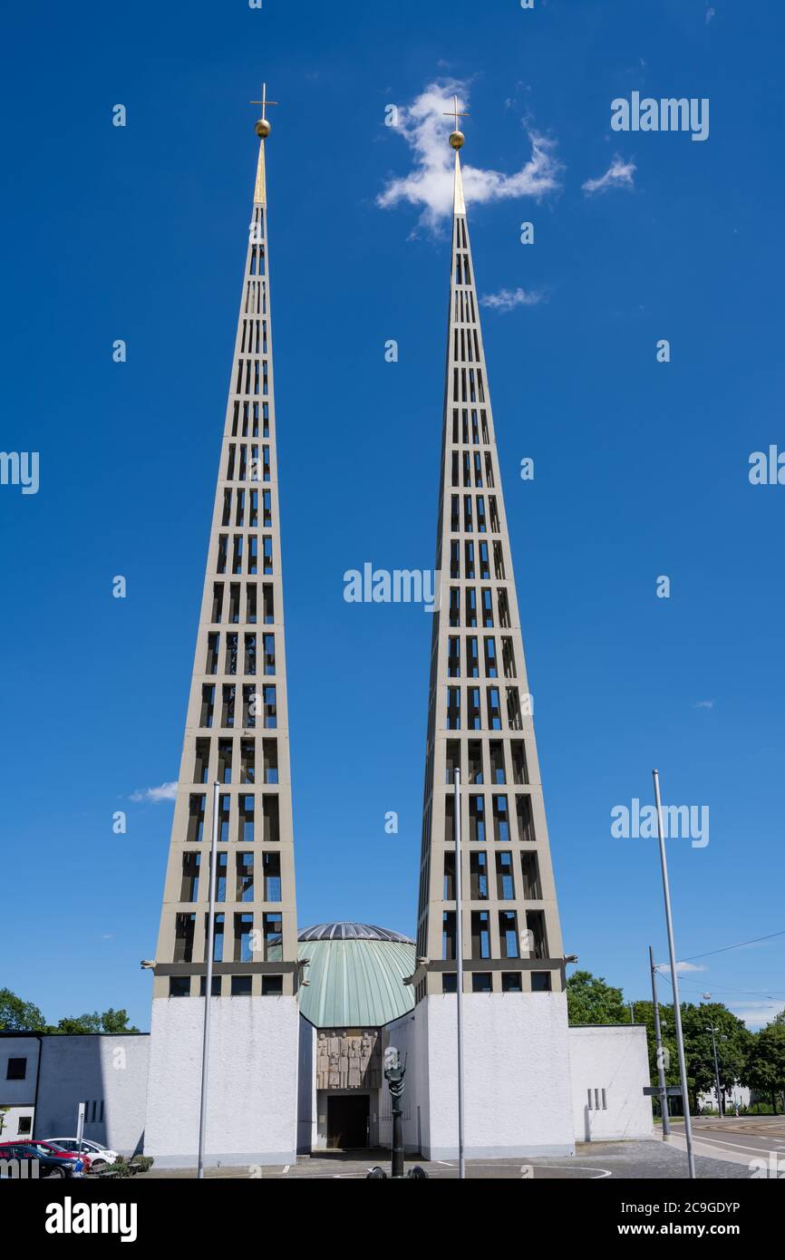 Torri della chiesa di Don-Bosco ad Augusta Foto Stock