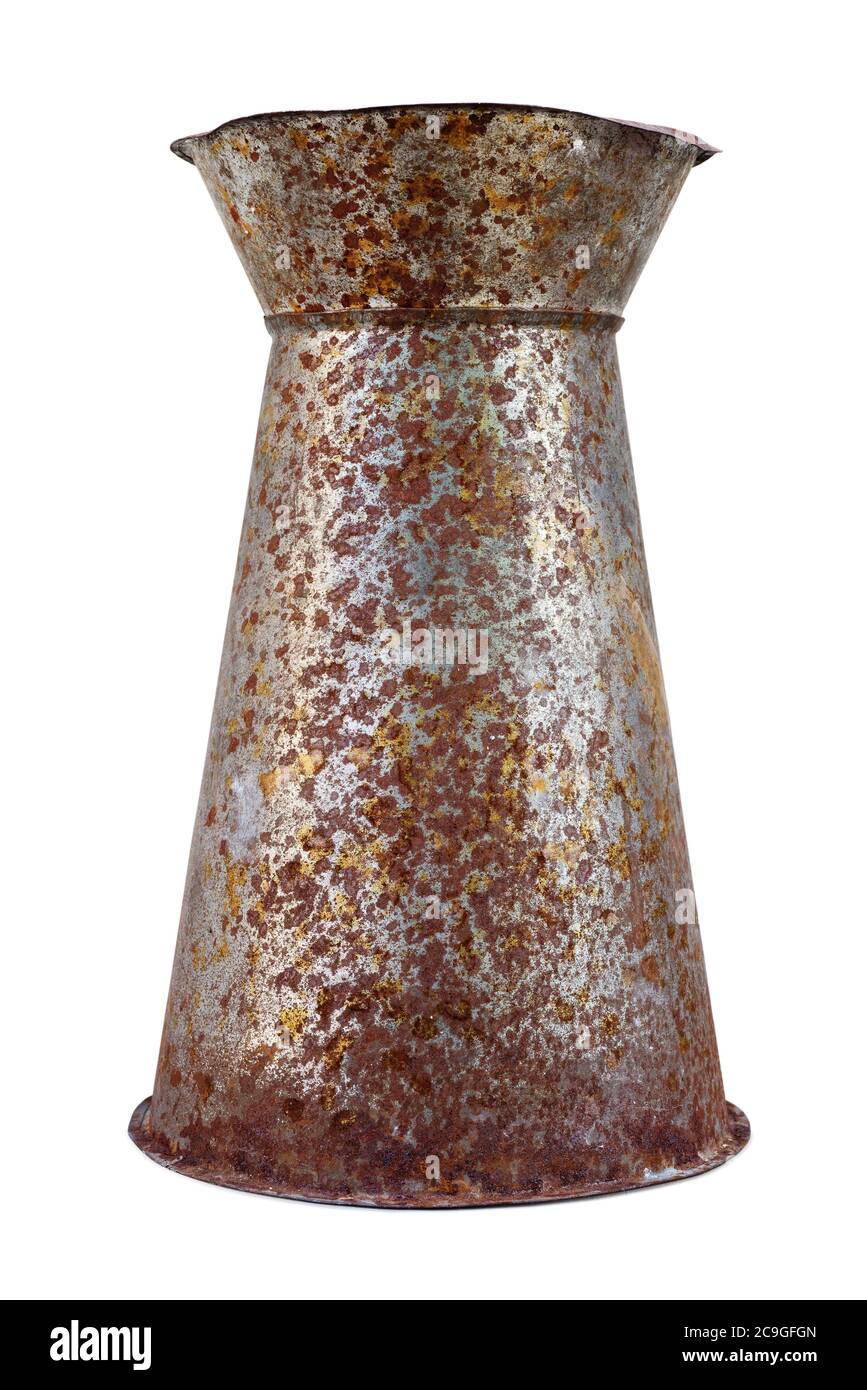 Oggetti isolati: Vecchio vaso di fiori di metallo, stagionato e arrugginito, su sfondo bianco Foto Stock