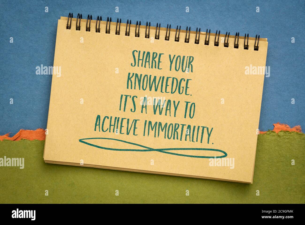 Condividere le conoscenze. È un modo per raggiungere l'immortalità. Calligrafia ispirata su carta fatta a mano. Saggezza e concetto di istruzione. Foto Stock