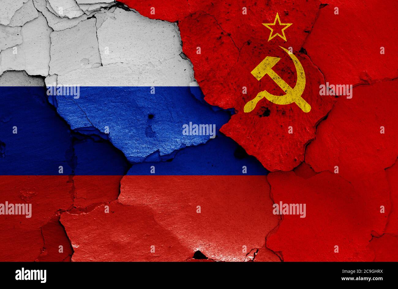 Bandiere di oggi Russia ed ex Unione Sovietica dipinte su muro incrinato Foto Stock
