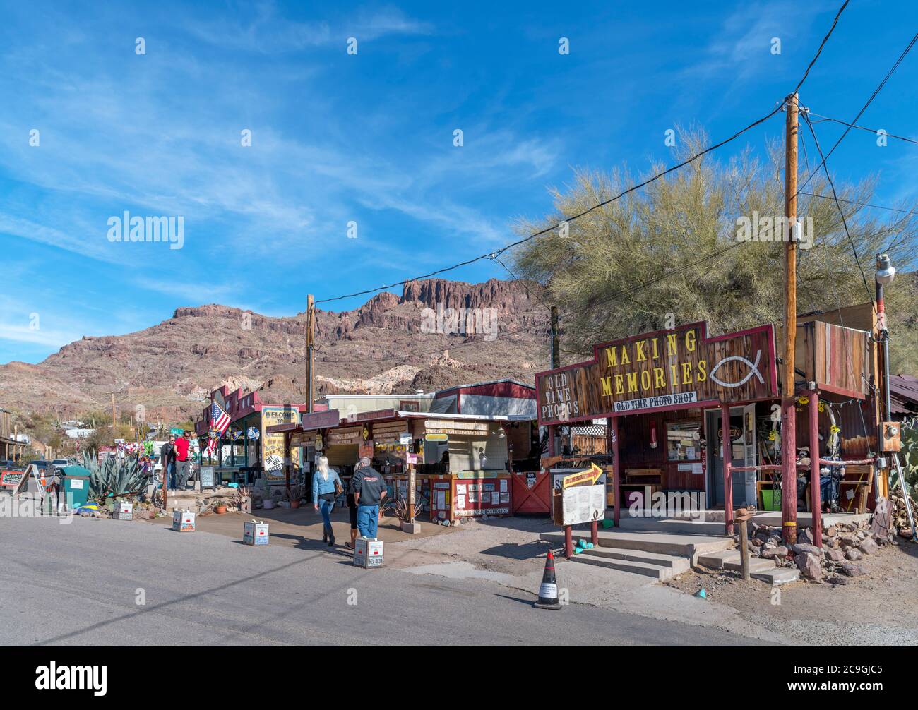 Main Street (Oatman Highway) nella storica città mineraria dell'oro di Oatman, Arizona, USA Foto Stock