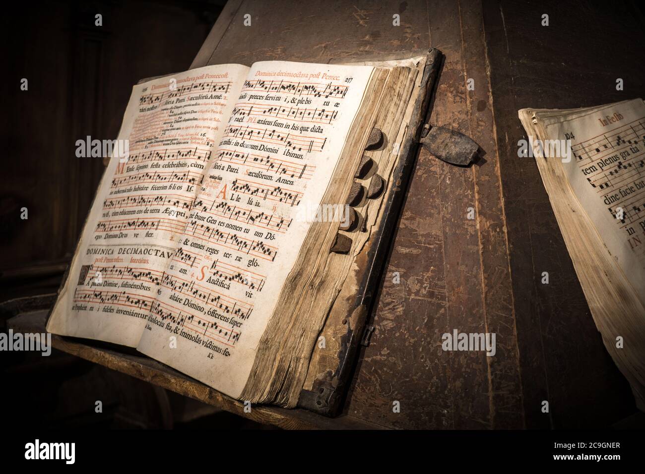 libri del coro della chiesa su un leggio di legno. Libri molto vecchi  deteriorati 16 ° secolo, annata. Musica religiosa, canto corale Foto stock  - Alamy