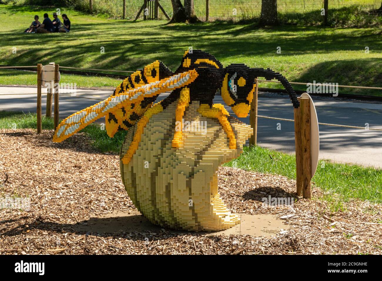 Modelli di animali di mattoni di lego di grandi dimensioni al Marwell Zoo, Regno Unito, un percorso di attività per bambini. Un modello tedesco di vespe. Foto Stock