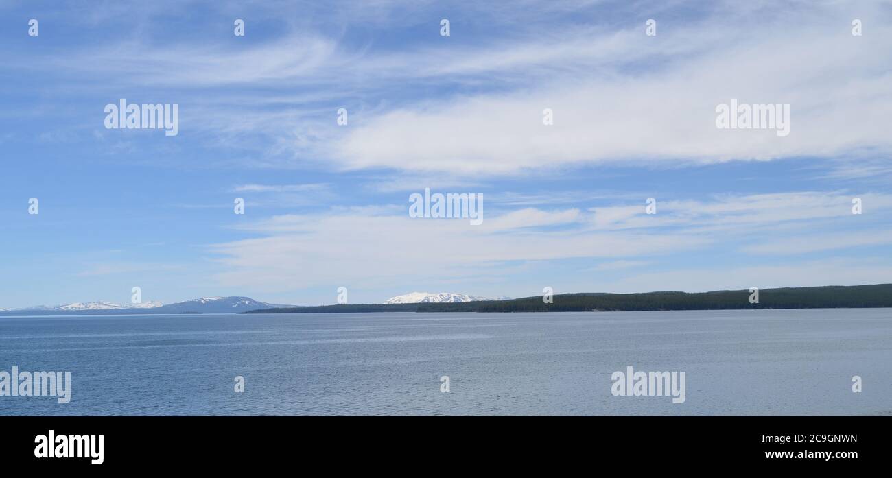 Primavera tarda nel Parco Nazionale di Yellowstone: Affacciato sul lago Yellowstone con canale e vista su Mtns, Barlow Pk, Mt Hancock, Flat Mtn e Mt Sheridan Foto Stock
