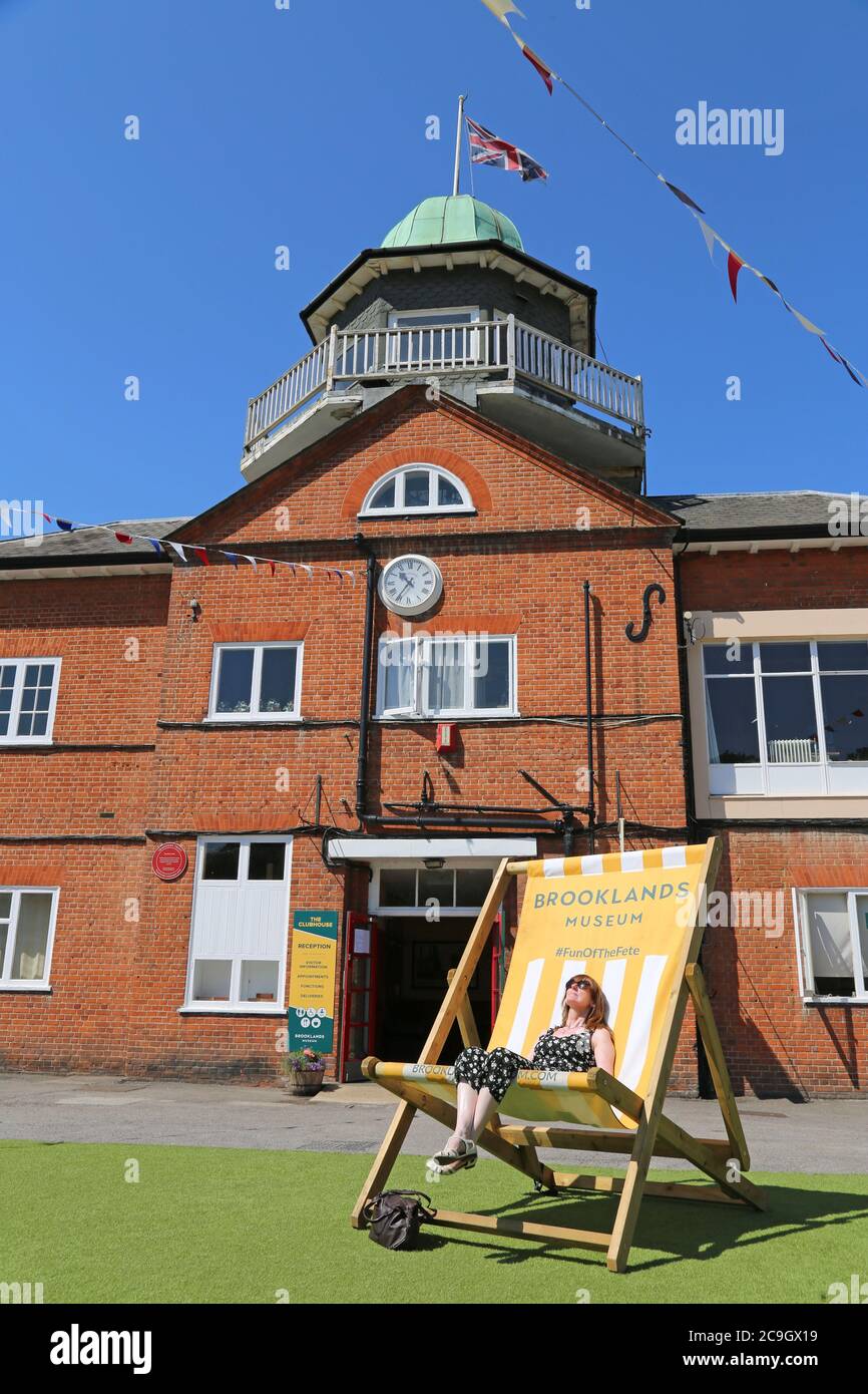 Clubhouse e Paddock. Il Brooklands Museum riapre dopo il blocco di Covid19, 1 agosto 2020. Weybridge, Surrey, Inghilterra, Gran Bretagna, Regno Unito, Europa Foto Stock