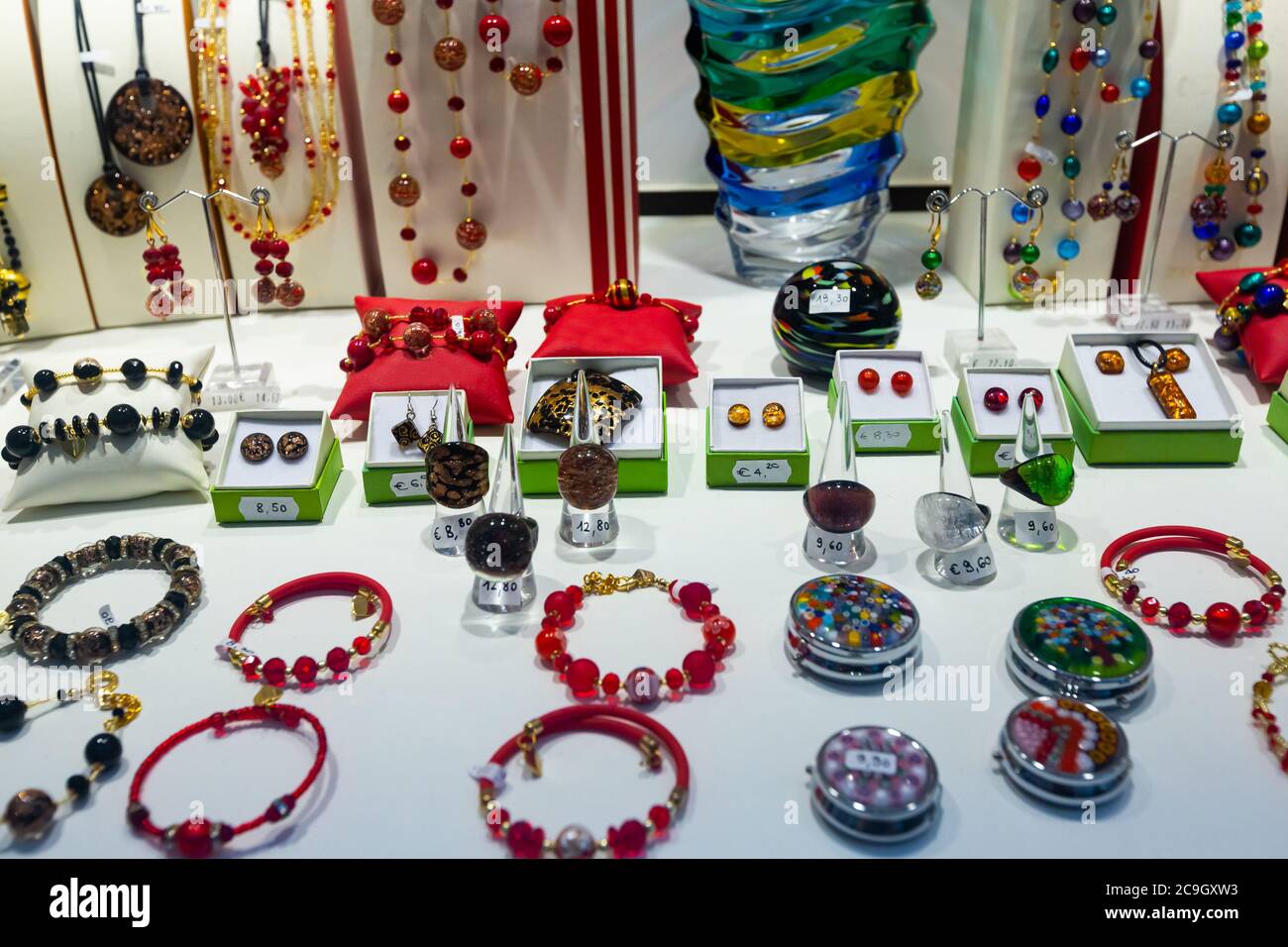 Originali gioiellerie colorate dal famoso vetro di Murano sugli scaffali del negozio di articoli da regalo a Venezia Foto Stock