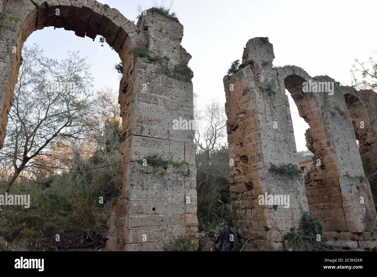 L'acquedotto di Cherchell, antica Cesarea romana nel nord dell'Algeria. Foto Stock