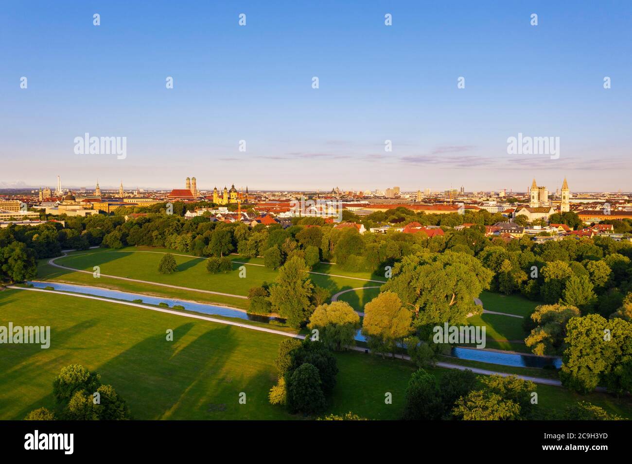 Giardino all'inglese con Schwabinger Bach e Schoenfeldwiese, vista sul centro storico e Maxvorstadt, Monaco, vista aerea, alta Baviera, Baviera, Germania Foto Stock