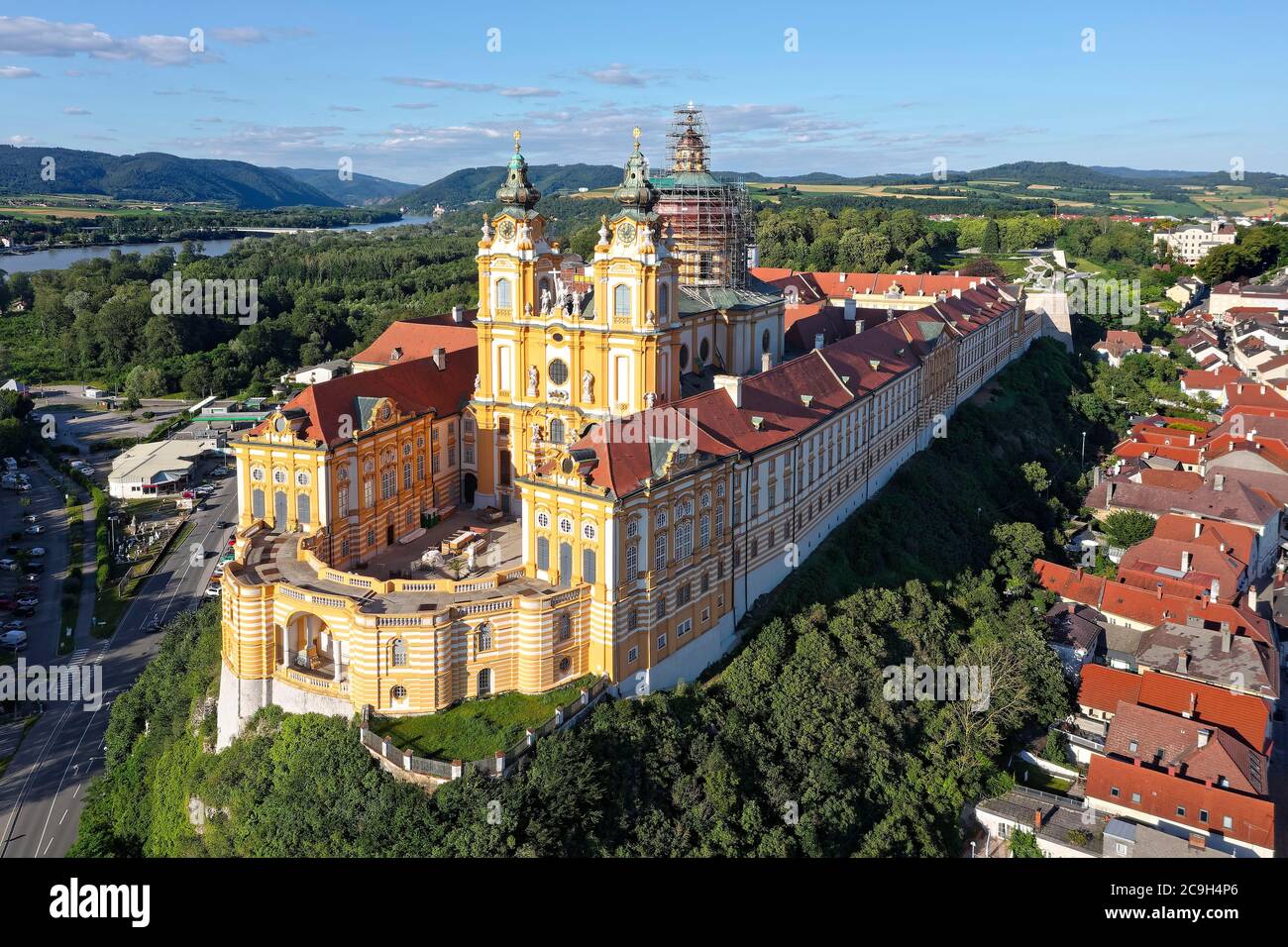 Abbazia di Melk, monastero, abbazia benedettina, barocco austriaco, costruito 1702-1746, patrimonio dell'umanità dell'UNESCO, dietro il fiume Danubio, vicino a Melk, Wachau Foto Stock