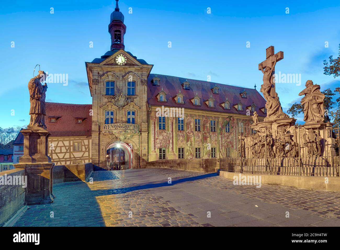 Storico municipio con ponte e statue, illuminato, Bamberga, Germania Foto Stock