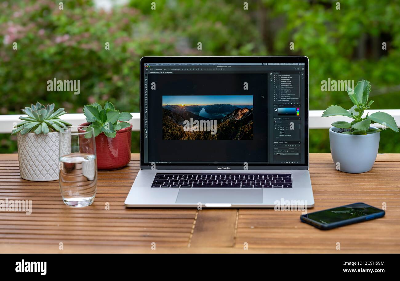 Ufficio domestico con computer portatile, Apple MacBook Pro con iPhone X alla scrivania, editing di immagini con Adobe Photoshop, Germania Foto Stock