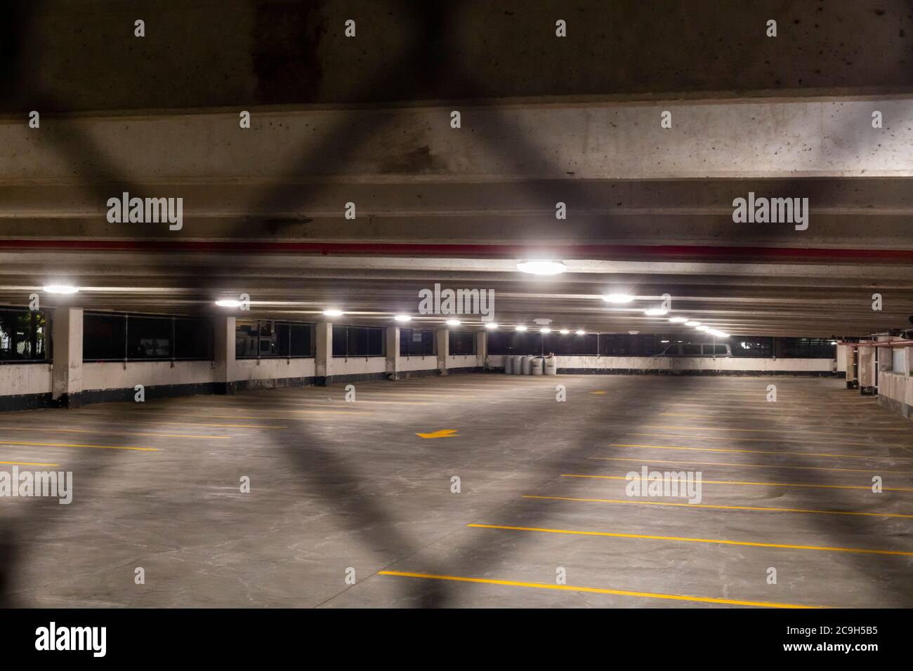 Detroit, Michigan - un garage vuoto di notte al mercato orientale. Foto Stock