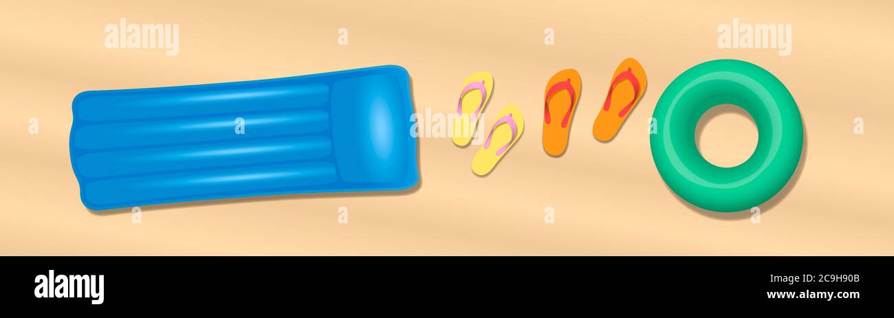 Infradito, materasso ad aria e anello per nuotare su una spiaggia di sabbia. Sandali di una coppia d'amore in una vacanza al mare, luna di miele o viaggio romantico. Foto Stock