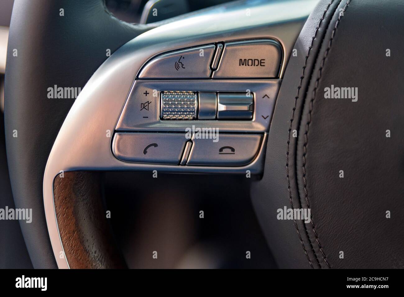 Pulsanti di primo piano sul volante per accettare o rifiutare le chiamate provenienti dal telefono e dal sistema di comando multimediale Foto Stock